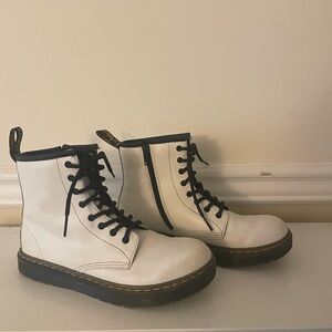 JUNIOR 1460 PATENT LEATHER LACE UP BOOTS || SIZE 4US